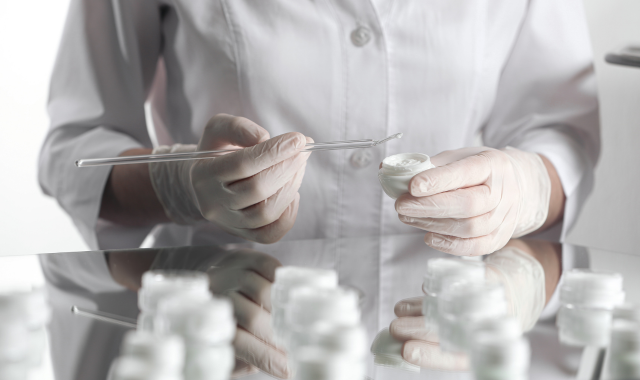 売れる化粧品はこうして作られる!成功ブランドに学ぶOEMの極意